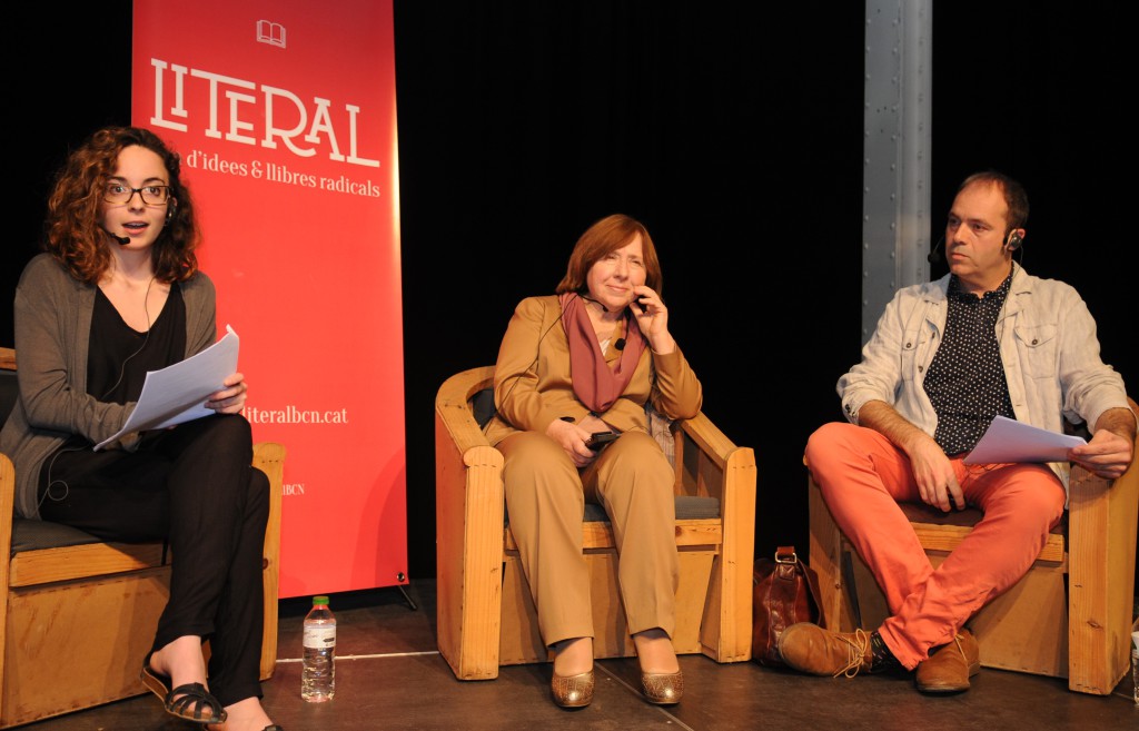 D’esquerra a dreta, Laia Seró, estudiant de periodisme i membre de SomAtents, Svetlana Alexsiévich i David Vidal, professor del departament de Mitjans, Comunicació i Cultura de la UAB.