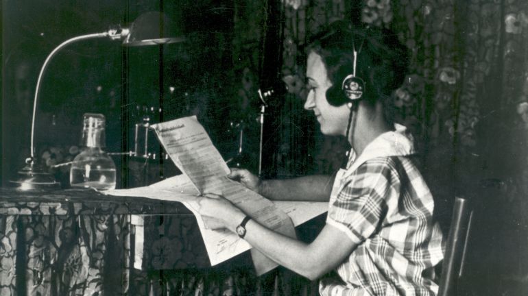 Maria Sabaté, una altra de les pioneres de la ràdio, al 1925 a Radio Barcelona. Foto: AFB