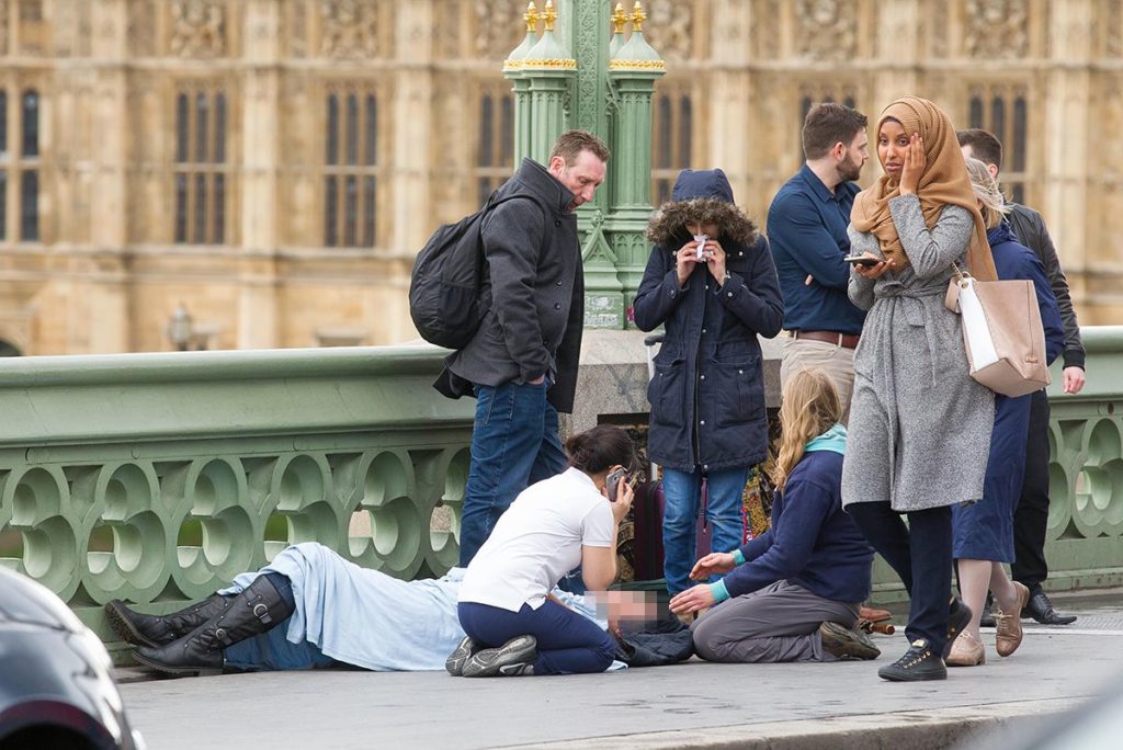 La imatge d’una musulmana passant davant d’una de les víctimes de l’atemptat de Londres va alimentar discursos ultres. Autor: Jamie Lorriman