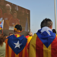 Imatge de manifestants durant la Diada 2014 escoltant el discurs