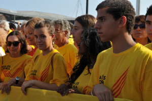 Joves manifestants durant la Diada 2014 amb la samarreta de la campanya 'Ara es l'hora'