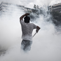 Manifestant que es queixen de les polítiques d’austeritat s’enfronten a la policia a Grècia. Foto: Dimitris Michalakis