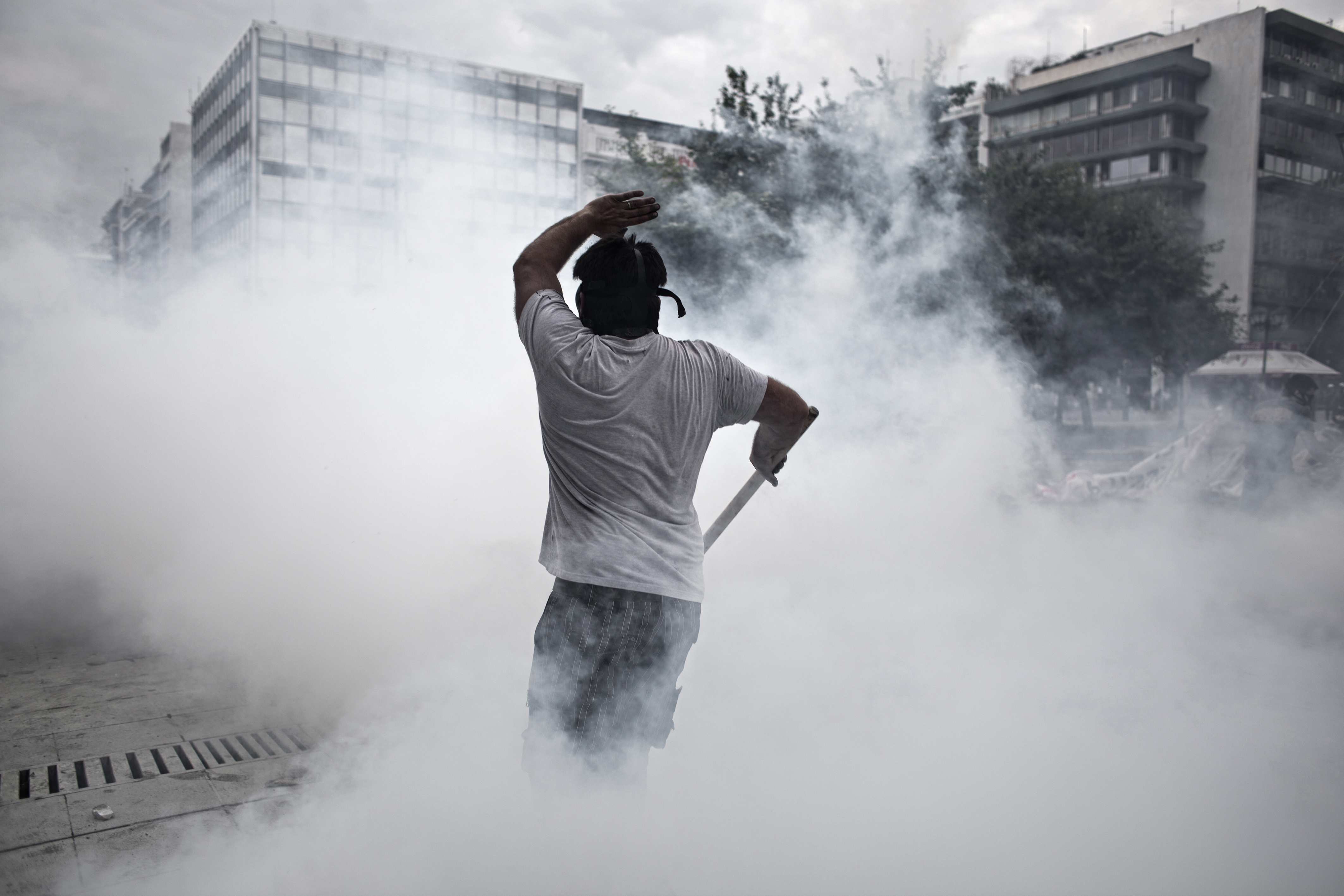 Manifestant que es queixen de les polítiques d’austeritat s’enfronten a la policia a Grècia. Foto: Dimitris Michalakis