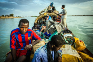 Aldekoa durant un trajecte per un dels rius d’Àfrica. Foto: Joan Gomis