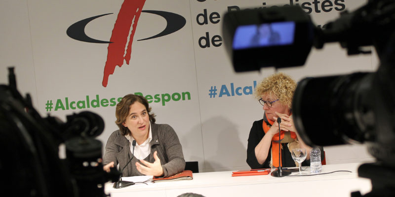 L'alcaldessa de Barcelona, Ada Colau, intervè sota la mirada de la degana del Col·legi, Neus Bonet | Foto: Ignasi Renom