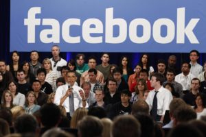 Obama i Zuckerberg durant una visita del president a les instal·lacions de Facebook l’abril de 2011. Foto: Facebook