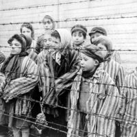 Dones i nens al camp de concentració d'Auschwitz | Foto: Arxiu oficial de documentació i filmografia de Bielorrússia (Wikimedia)