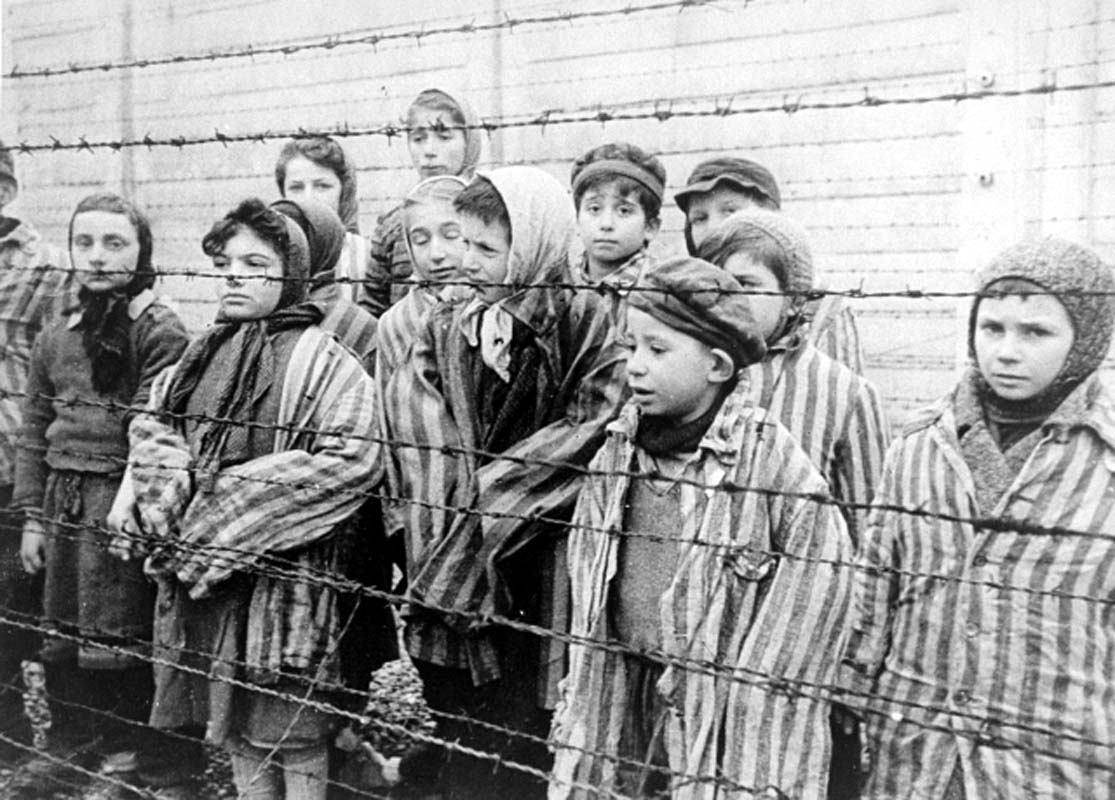 Dones i nens al camp de concentració d'Auschwitz | Foto: Arxiu oficial de documentació i filmografia de Bielorrússia (Wikimedia)