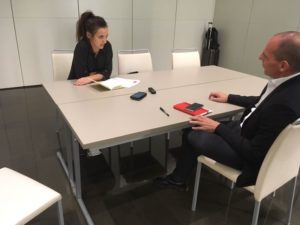 Queralt Castillo entrevistant Yanis Varoufakis, exministre de Finances grec ∣ Foto: Daniel Cruz