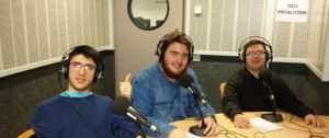 Alfonso Varona, Lluc Valls i Carles Pardo, participants de la segona promoció del curs, a l'estudi d’UPF Ràdio. Foto: FCSD