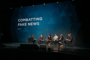 Krishnan Guru-Murthy, de Channel 4 News, modera una sessió sobre les fake news amb Sarah Brown de Facebook, Estelle Cognacq de France Info, el periodista James Ball, Olga Robinson de la BBC i Barney Francis de Spectre. Foto: Stefano Santucci (NewsXchange)