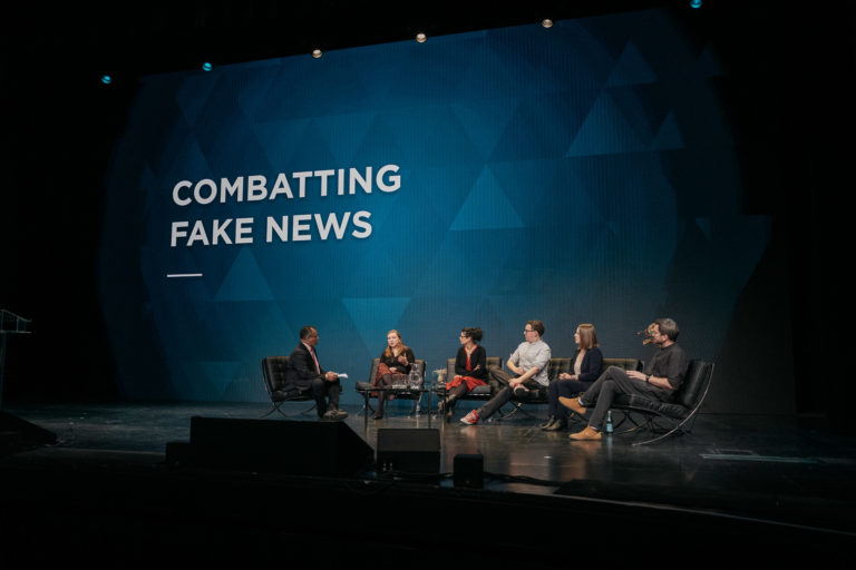 Krishnan Guru-Murthy, de Channel 4 News, modera una sessió sobre les fake news amb Sarah Brown de Facebook, Estelle Cognacq de France Info, el periodista James Ball, Olga Robinson de la BBC i Barney Francis de Spectre. Foto: Stefano Santucci (NewsXchange)