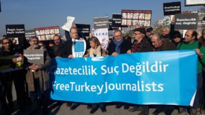 Periodistes turcs protesten per empresonament