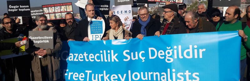 Periodistes turcs protesten per empresonament