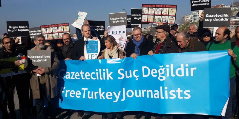 Periodistes turcs protesten per empresonament
