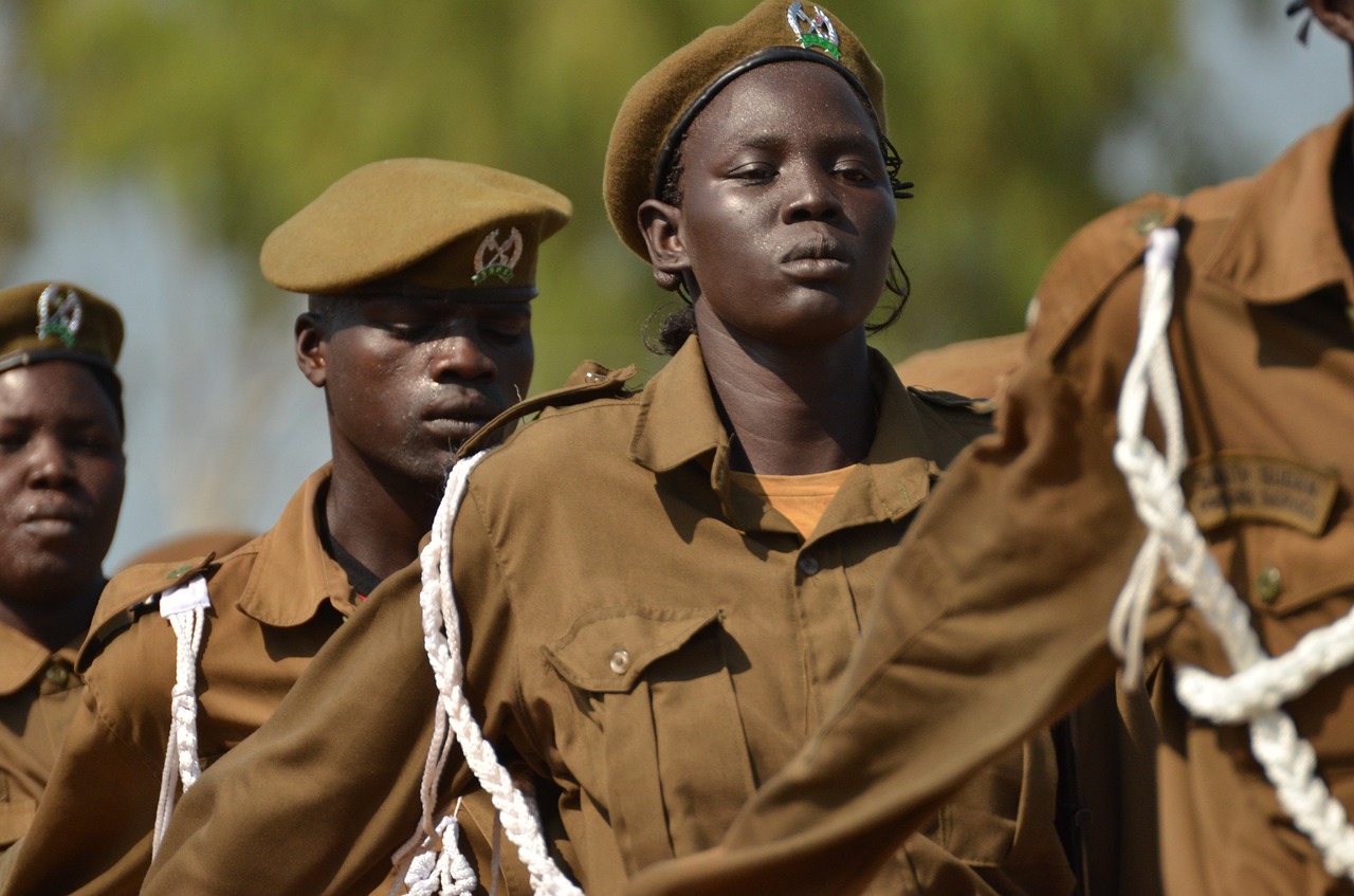 Soldats -entre ells una dona- de l’exèrcit de Sudan del Sud, on Xavier Aldekoa té un tema pendent de fer. 