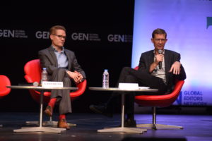 Nic Newman (dreta) i Rasmus Kleis Nielsen, dos dels autors de l'informe del Reuters Institute, a Atenes l'estiu de 2019 | Maro Kouri (GEN)