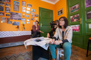 Teresa Turiera-Puigbó i Anna Maria Ricart durant una de les entrevistes a Belgrad.