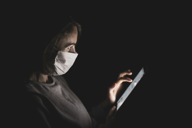 Una ciutadana s’informa sobre el coronavirus. Foto: Engin Akyurt (Unsplash)