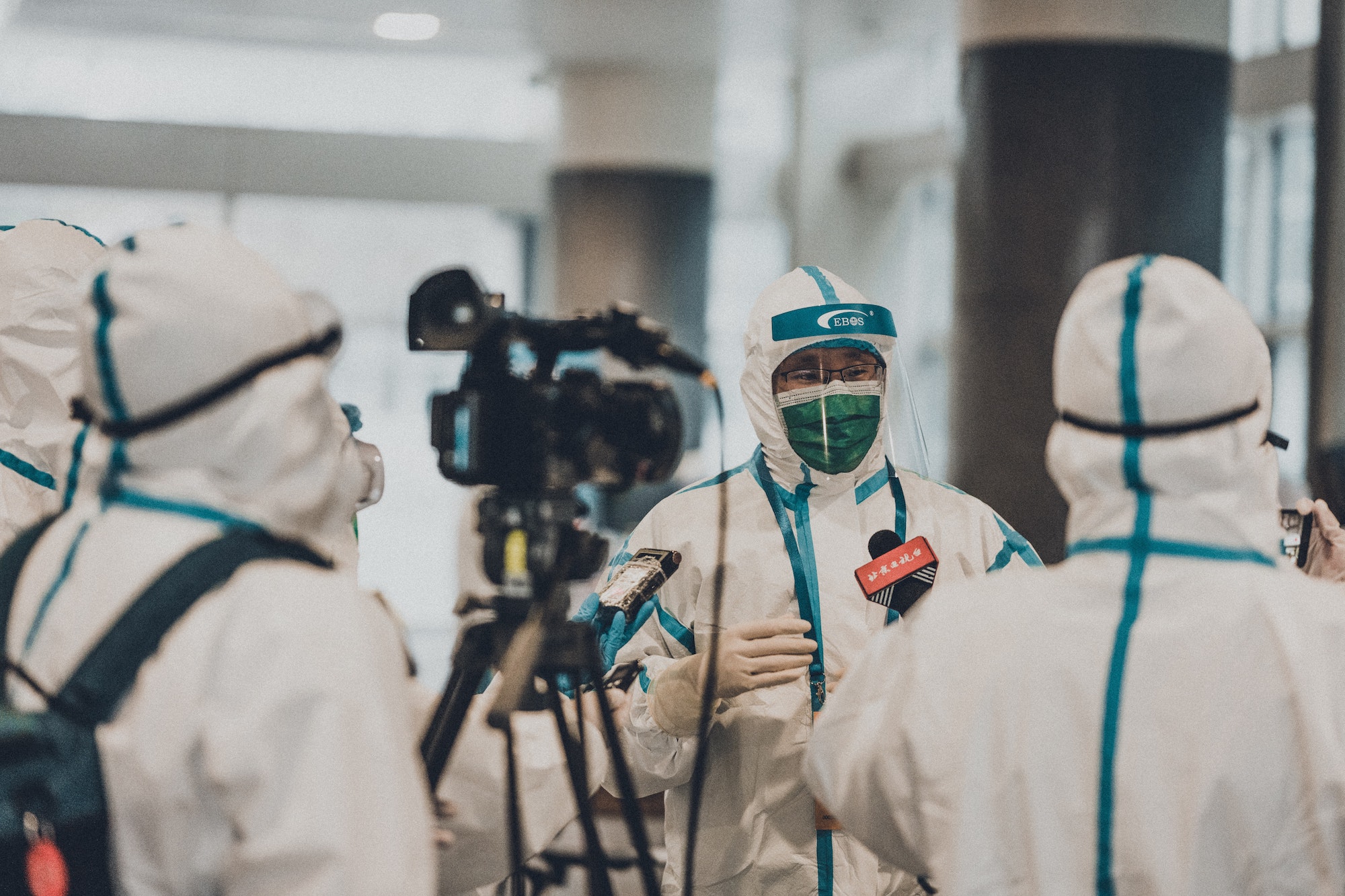 Periodistes xinesos entrevisten a un expert durant el confinament. Foto: Tedward Quinn / Unsplash