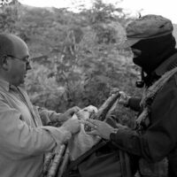 Manuel Vázquez Montalbán a la selva Lacandona amb el subcomandante Marcos. Foto: Guiomar Rovira