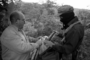 Manuel Vázquez Montalbán a la selva Lacandona amb el subcomandante Marcos. Foto: Guiomar Rovira