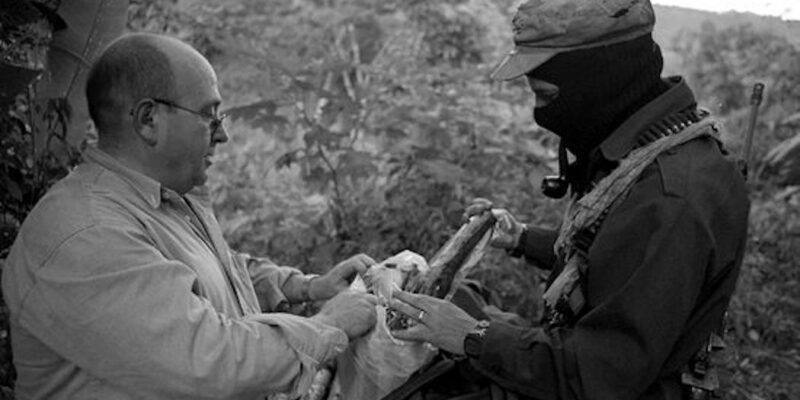 Manuel Vázquez Montalbán a la selva Lacandona amb el subcomandante Marcos. Foto: Guiomar Rovira