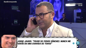 Jorge Javier Vázquez parlant en directe amb Pedro Sánchez. Font: Mediaset.
