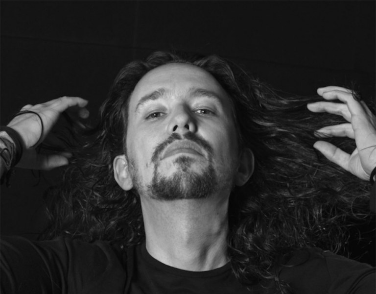 Pablo Iglesias se desmelena”, deia el titular del suplement de La Vanguardia. Font: Fashion & Arts Magazine.