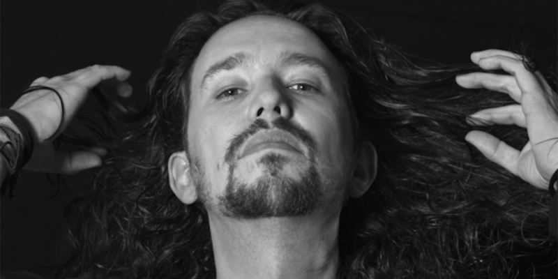 Pablo Iglesias se desmelena”, deia el titular del suplement de La Vanguardia. Font: Fashion & Arts Magazine.