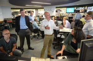 Jeff Bezos a la redacció del Washington Post. Foto: Matt McClain / The Washington Post