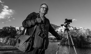 Retrat d’en Joan Guerrero, de novembre de 2023, mentre gravava un reportatge en vídeo a Santa Coloma. Foto: Julio Carbó
