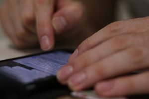 WhatsApp, una altra via per rebre notícies dels mitjans. Foto: Alicia Christin Gerald / Uns-plash