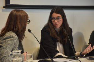 A l’esquerra, d’esquenes, Núria Padrós (Both)escolta a Ingrid Pallàs (Bayer) durant la seva intervenció.