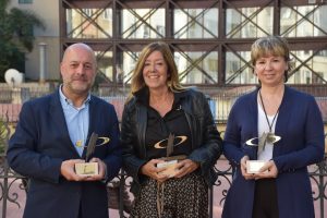 Francesc-Xavier Borràs (Ferrocarrils de la Generalitat de Catalunya), Rosa Pueyo (Premi Trajectòria) i Margarida Moles (Ràdio Associació de Catalunya), els tres guardonats.