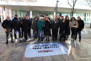 Andrea Elvira, al centre, acompanyada d’un grup de fotògrafs, el 15 de gener, dia del judici, a la Ciutat de la Justícia. Foto: Cristóbal Castro