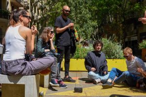 Un grup de ciutadans al voltant d’un transistor, una imatge que es va repetir en molts indrets. Foto: Twitter