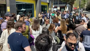 Un grup de ciutadans davant de Catalunya Ràdio escoltant les notícies pels altaveus. Foto: CCMA