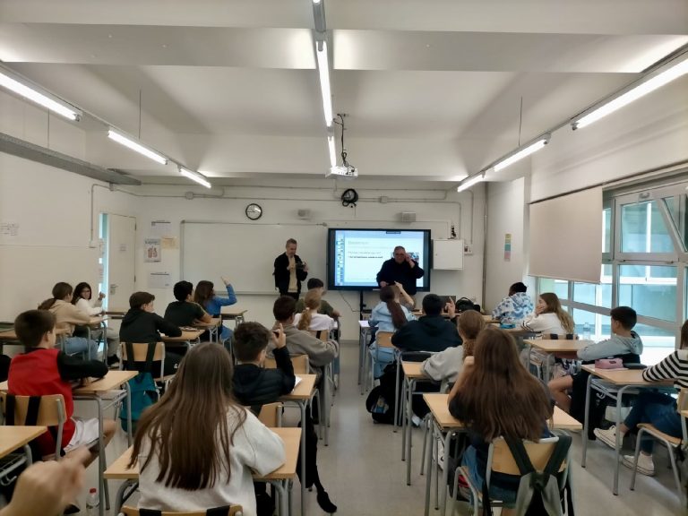 El periodista Rafa Gimena en un taller d’educació mediàtica a l’Institut L’Institut Ermengol IV de Bellcaire d’Urgell el passat octubre. educacio mediatica