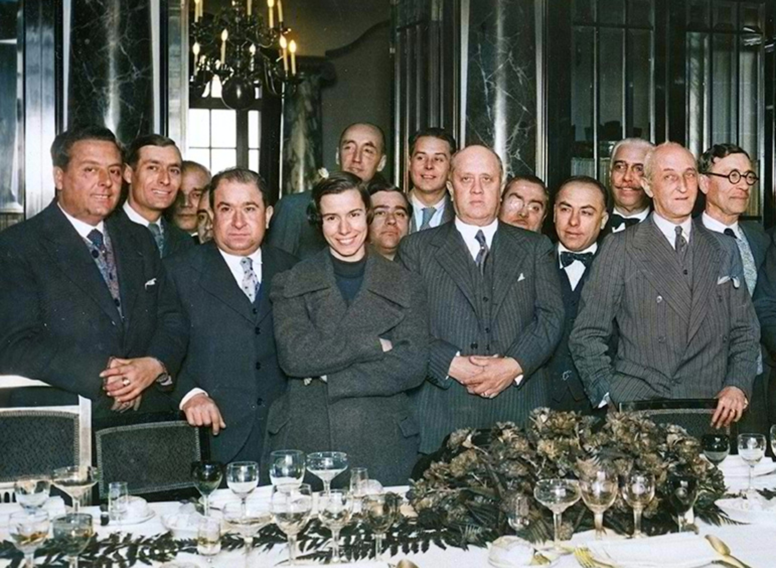 Irene Polo, el 1935, al costat de l’alcalde Joan Pich i Pon al banquet ofert als periodistes que feien informació de l’Ajuntament. Foto: Carlos Pérez de Rozas / AFB 