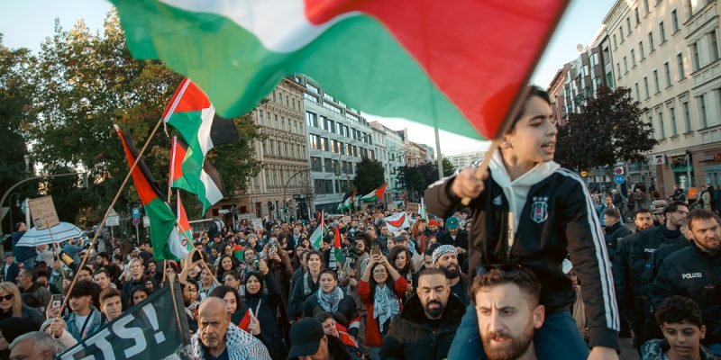 Manifestants a Berlín durant una protesta en solidaritat amb Palestina. Foto: Montecruz Foto