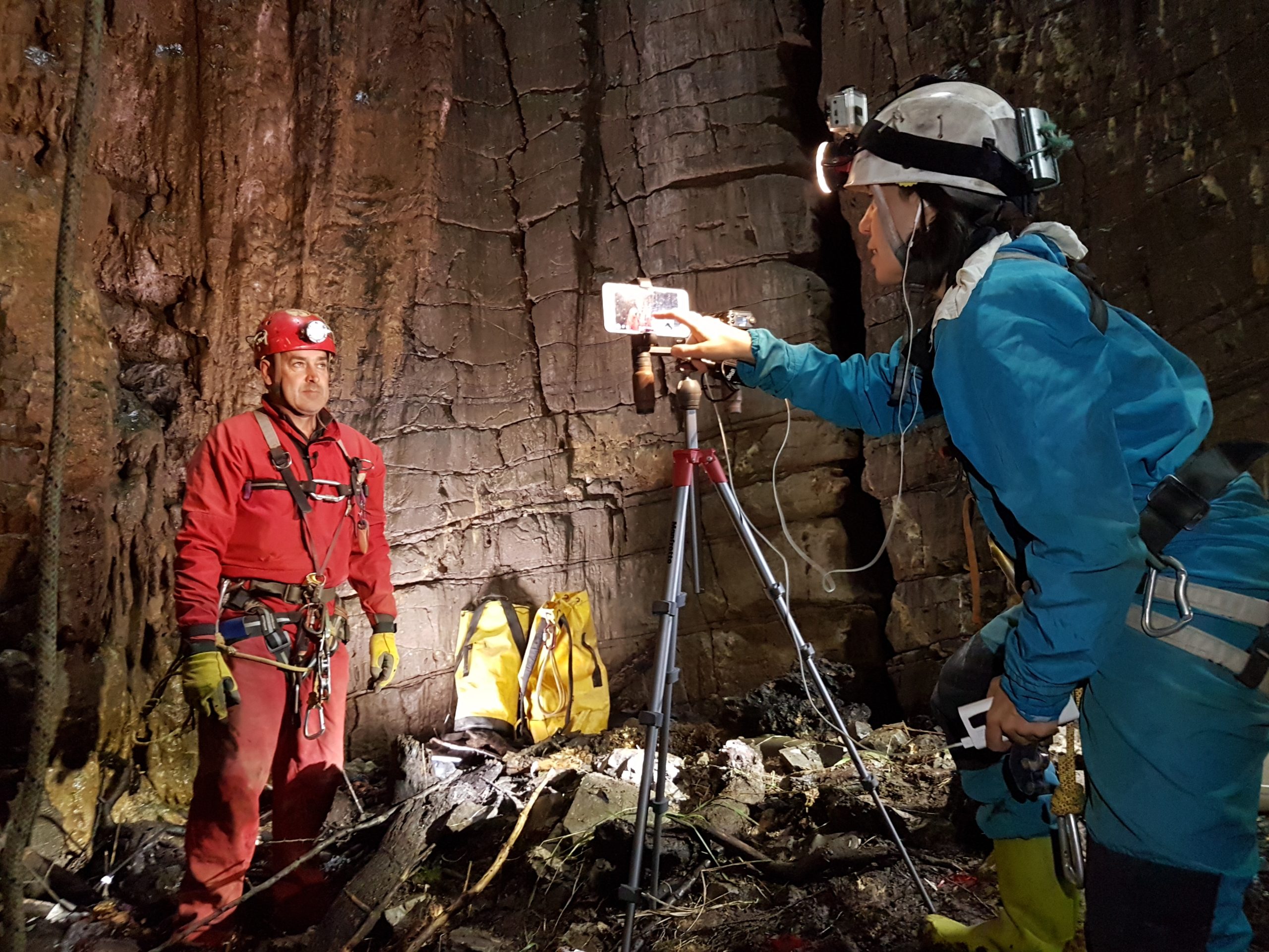 Leonor Suárez a l’interior del pou Funeres, a Astúries, on el 1948 els franquistes van torturar i assassinar a una vintena de miners. Per primer cop una televisió accedia al seu interior. Foto: Cedida